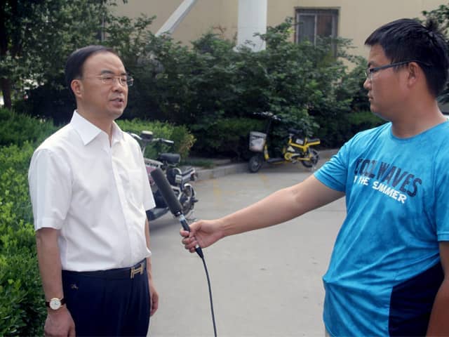 山東天意機(jī)械董事長(zhǎng)劉洪彬作為基層共產(chǎn)黨員，今天接受了當(dāng)?shù)赜浾叩牟稍L